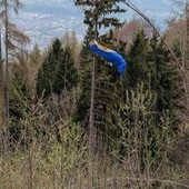 Cade con il parapendio e resta sospesa su un albero a 30 metri da terra Cade con il parapendio e resta sospesa su un albero a 30 metri da terra