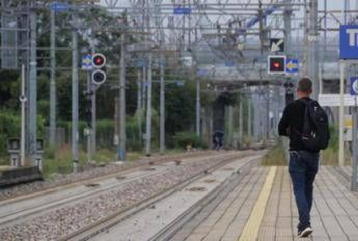 Persone sui binari, treni fermi sulla Genova-Savona: stop circolazione per 40 minuti