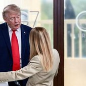 Gli attacchi di Trump aiutano Meloni, il sondaggio: aumenta la fiducia nella premier