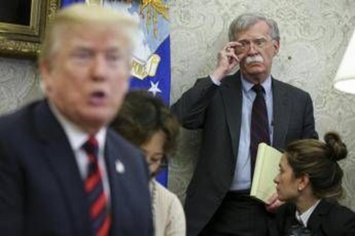 Cortei, l'ex consigliere di Trump Bolton: "Tattiche russe schema già visto, puntano a destabilizzare società" Cortei, l'ex consigliere di Trump Bolton: "Tattiche russe schema già visto, puntano a destabilizzare società"
