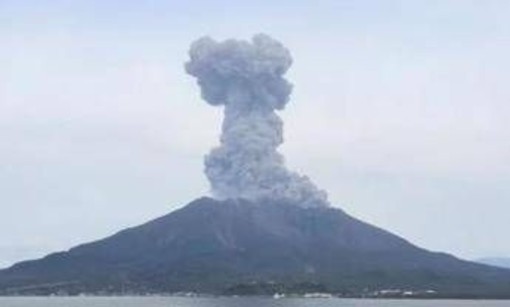 Il vulcano Sakurajima si 'risveglia': alta colonna di cenere e fumo Il vulcano Sakurajima si 'risveglia': alta colonna di cenere e fumo