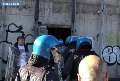 Adescata, segregata e costretta a violenze sessuali di gruppo per tre giorni: 5 fermi a Roma Adescata, segregata e costretta a violenze sessuali di gruppo per tre giorni: 5 fermi a Roma