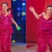 Bella Ma', Pamela Petrarolo entra in studio e cade