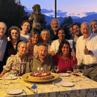 Renato Pozzetto compie 85 anni, il video della festa in famiglia con Massimo Boldi