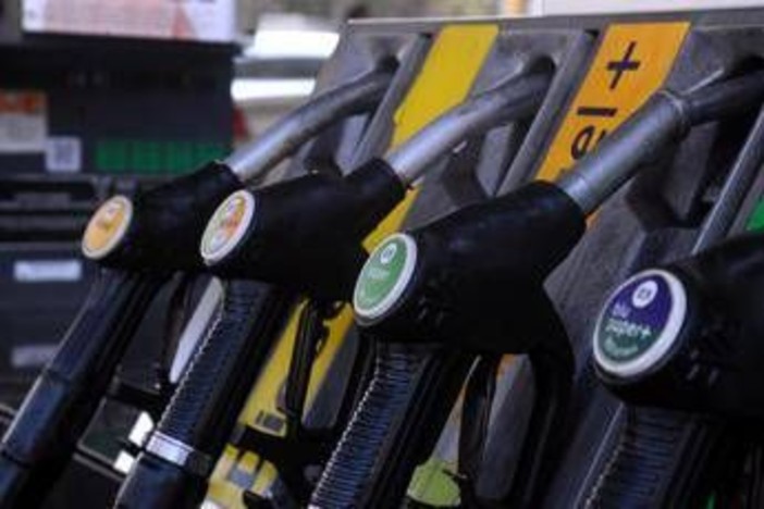 Benzina, prezzo al massimo da marzo 2022: "In due giorni un pieno costa 1 euro in più"