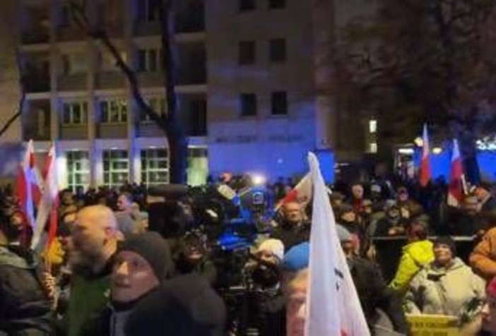 Polonia, sospeso presidente della Corte Costituzionale: polizia schierata attorno all'edificio Polonia, sospeso presidente della Corte Costituzionale: polizia schierata attorno all'edificio