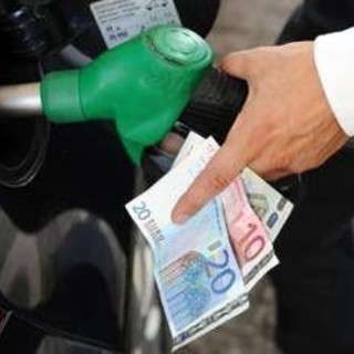 Carburanti, nuova ondata di rialzi: il gasolio torna sopra i due euro a litro