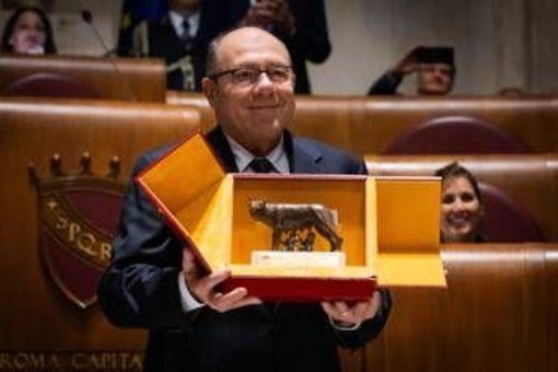 Carlo Verdone sindaco di Roma, la giornata finisce con la Lupa Capitolina Carlo Verdone sindaco di Roma, la giornata finisce con la Lupa Capitolina