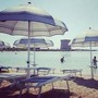 Spiagge vuote, tutta colpa del caro ombrellone? I balneari: &quot;Realtà è che famiglie non arrivano a fine mese&quot;