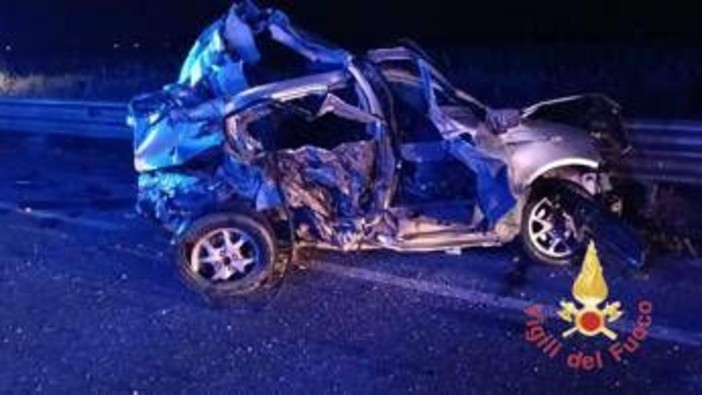 Scontro tra un furgone e due auto sulla Ss 106, un morto e tre feriti Scontro tra un furgone e due auto sulla Ss 106, un morto e tre feriti