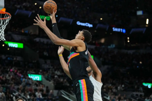 Ottava vittoria di fila degli Spurs, Bucks fuori dalla post-season