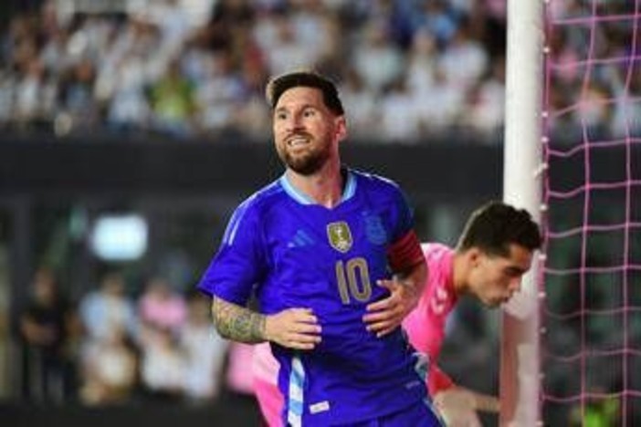 Messi, anche per un fuoriclasse esistono le 'regole': "In casa non si gioca a pallone, ha deciso mia moglie" Messi, anche per un fuoriclasse esistono le 'regole': "In casa non si gioca a pallone, ha deciso mia moglie"