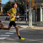 Corre una maratona... con le Crocs, la follia dell'atleta russo a Berlino