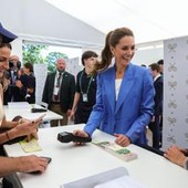 Kate Middleton a Wimbledon, a sorpresa la principessa vende i biglietti agli spettatori in fila Kate Middleton a Wimbledon, a sorpresa la principessa vende i biglietti agli spettatori in fila