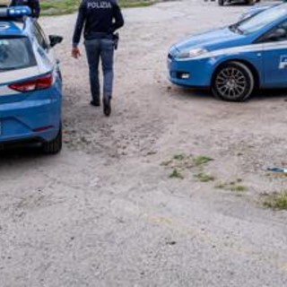 Milano, aggressione contro la polizia: circondano una volante, calci e pugni agli agenti e li minacciano con i cani