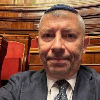 Scalfarotto con la kippah in Senato: "Nessuno deve avere paura di indossarla" Scalfarotto con la kippah in Senato: "Nessuno deve avere paura di indossarla"