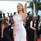 Laila Hasanovic conquista Cannes, la fidanzata di Sinner sfila con l'abito da 'sposina' Laila Hasanovic conquista Cannes, la fidanzata di Sinner sfila con l'abito da 'sposina'