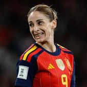 Va a giocare in Arabia, cancella dai social le foto di figlia e compagna: il 'caso' della calciatrice Esther Gonzalez