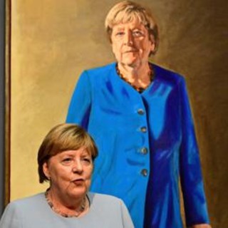 Merkel svela il suo ritratto: "E' strano quando si diventa storia" Merkel svela il suo ritratto: "E' strano quando si diventa storia"