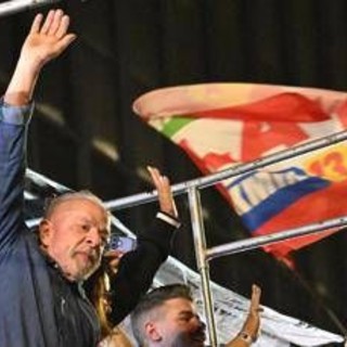 Brasile, Lula rieletto presidente: Bolsonaro chiede l’annullamento. Trump contesta il voto: "Hanno usato manuale Biden"