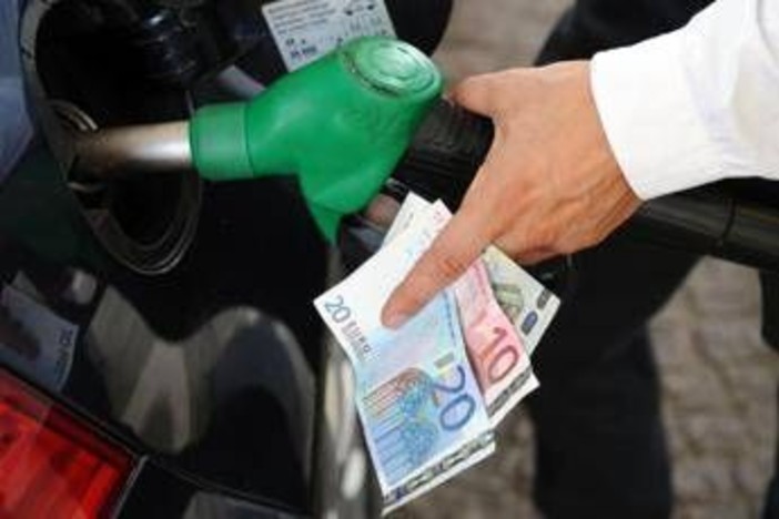 Carburanti, prezzi oggi: diesel oltre i 2 euro/litro, benzina sfonda quota 1,8