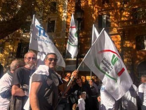 Carburanti, oggi a Roma la protesta di Taxi e Ncc sotto il ministero dei Trasporti: "Governo ci incontri" Carburanti, oggi a Roma la protesta di Taxi e Ncc sotto il ministero dei Trasporti: "Governo ci incontri"