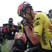 Van Aert vince la Parigi-Roubaix davanti a Pogacar Van Aert vince la Parigi-Roubaix davanti a Pogacar