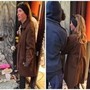 Parigi, donna prova a fermare i saccheggiatori: "Perché lo fate?" Parigi, donna prova a fermare i saccheggiatori: "Perché lo fate?"