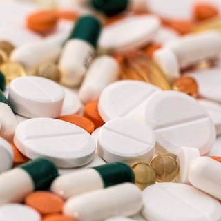 Farmaci, l’ipotesi di revisione del prontuario preoccupa la filiera e la politica