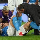 Napoli, grave infortunio per Di Lorenzo: esce in barella contro la Fiorentina Napoli, grave infortunio per Di Lorenzo: esce in barella contro la Fiorentina