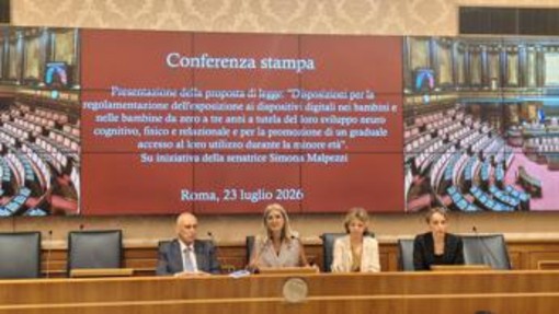 Pediatri: "No a dispositivi digitali sotto i 3 anni", prima proposta di legge Pediatri: "No a dispositivi digitali sotto i 3 anni", prima proposta di legge