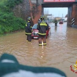 Maltempo in Toscana, a Pistoia evacuata una scuola e salvate due persone intrappolate in auto Maltempo in Toscana, a Pistoia evacuata una scuola e salvate due persone intrappolate in auto