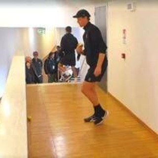 Sinner, la pioggia ritarda il match con Cerundolo. E lui gioca a bocce - Video