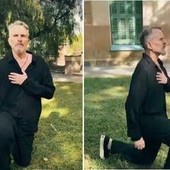 Miguel Bosé in ginocchio sui social: il video con la scritta 'I can’t breathe' dedicato a Henry Nowak Miguel Bosé in ginocchio sui social: il video con la scritta 'I can’t breathe' dedicato a Henry Nowak