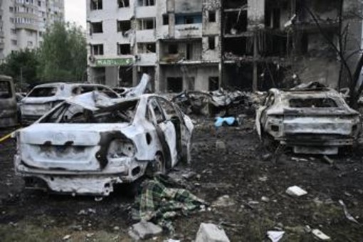 Ucraina, missili della Russia su Kiev nella notte: 9 morti Ucraina, missili della Russia su Kiev nella notte: 9 morti