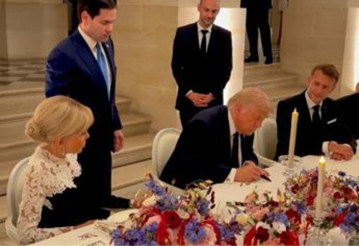 Usa-Iran, Trump firma l'accordo: "Non è stato facile" Usa-Iran, Trump firma l'accordo: "Non è stato facile"