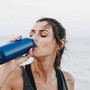 Acqua fredda o a temperatura ambiente? Come è meglio berla quando fa molto caldo