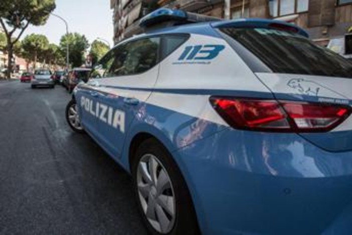 Roma, lancia sassi dal Muro Torto sulle auto: 29enne arrestato. Colpita anche auto della Polizia Locale Roma, lancia sassi dal Muro Torto sulle auto: 29enne arrestato. Colpita anche auto della Polizia Locale