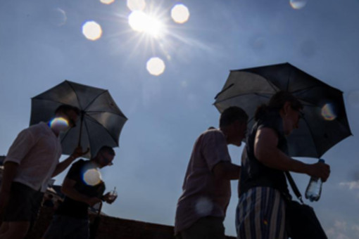 Torna il caldo record, ecco la fiammata di luglio: "Non sarà passeggera" Torna il caldo record, ecco la fiammata di luglio: "Non sarà passeggera"