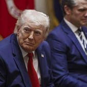 Iran, Hegseth: "Blocco Hormuz ferreo, Trump ha opzioni". Mosca si propone: "Russia può essere mediatore"