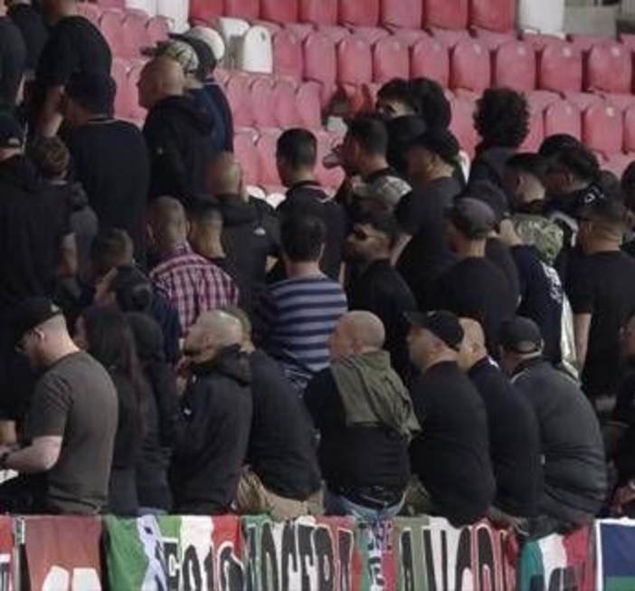 Italia, tifosi azzurri di spalle durante l'inno israeliano. Poi i cartelli: &quot;Stop&quot;