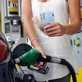 Prezzi benzina e diesel, non si fermano gli aumenti. Unc: "Pieno gasolio costa 40 cent in più in un giorno" Prezzi benzina e diesel, non si fermano gli aumenti. Unc: "Pieno gasolio costa 40 cent in più in un giorno"