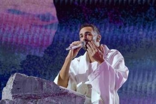Marco Mengoni apre 'Allo Sbagliato', un locale di musica e comicità a Milano: "Sarà offline, no smartphone"