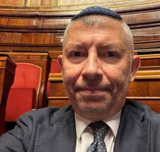 Scalfarotto con la kippah in Senato: "Nessuno deve avere paura di indossarla" Scalfarotto con la kippah in Senato: "Nessuno deve avere paura di indossarla"