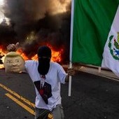 Los Angeles, scontri fra polizia e manifestanti: strade bloccate e auto incendiate