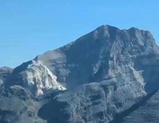 Frana sulle Tofane, escursionista salvata da eliambulanza Frana sulle Tofane, escursionista salvata da eliambulanza
