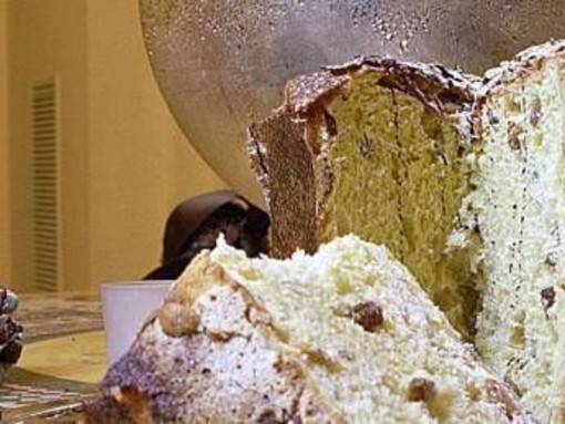Pandoro e panettone, a Natale massimo una fetta al giorno: i consigli dei medici Pandoro e panettone, a Natale massimo una fetta al giorno: i consigli dei medici