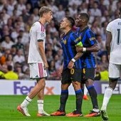 Real Madrid-Inter, Huijsen litiga con Lautaro Martinez e Barella
