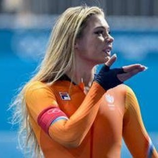 Milano Cortina, Jutta Leerdam mette all'asta la tuta usata alle Olimpiadi: ecco quanto vale