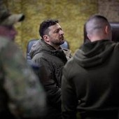 Ucraina, Zelensky in visita nel Donetsk: "Russia prepara offensiva primavera"